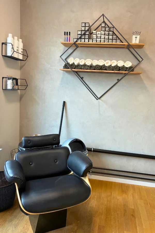 Arbeitsplatz im Friseur Wilhelmine Stetten mit modernem Friseurstuhl und Wandregalen