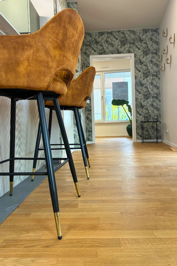 Barhocker und Wartebereich im Friseur Wilhelmine Stetten mit stilvollem Interieur