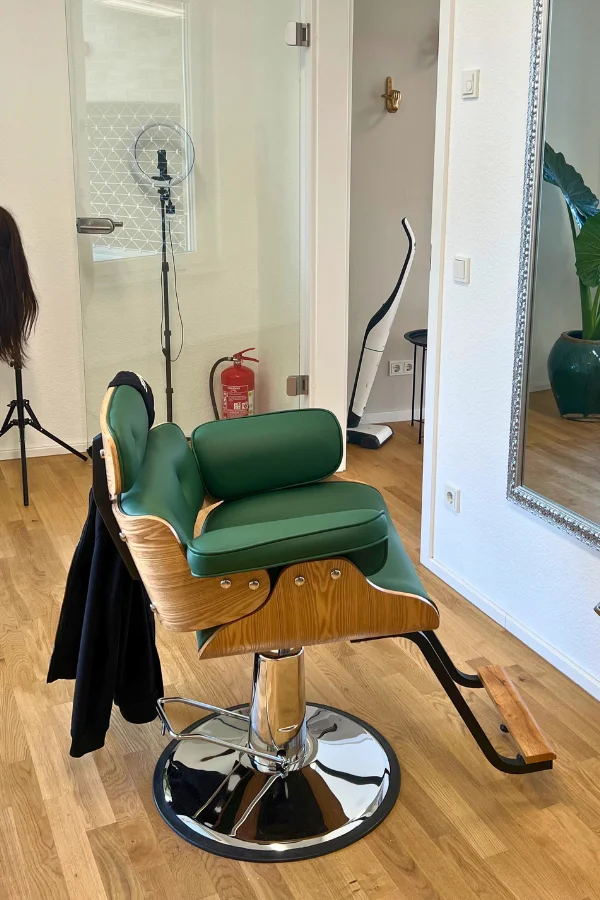 Friseur Wilhelmine Stetten – moderner Friseurstuhl mit großem Spiegel für professionelles Hairstyling