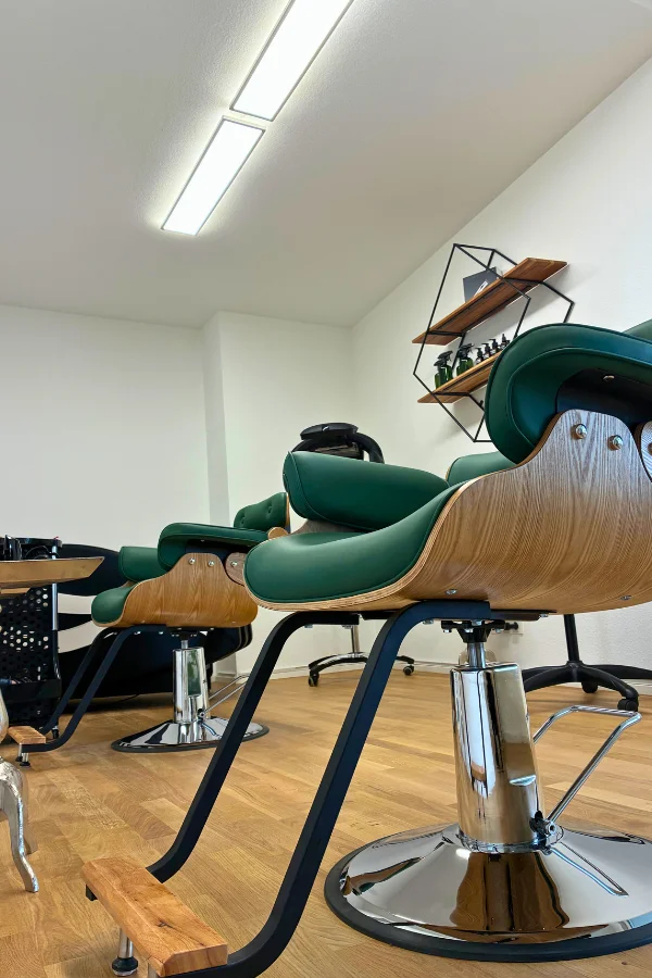 Innenraum des Friseur Wilhelmine Stetten mit Tageslicht, Pflanzen und modernem Design