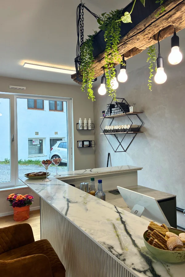 Thekenbereich mit Snacks und Getränken im Friseur Wilhelmine Stetten